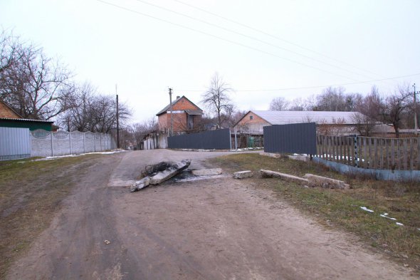 Залишки барикади, яку споруджували жителі Нових Санжар, аби не пропустити до себе автобуси з евакуйованими з Китаю людьми