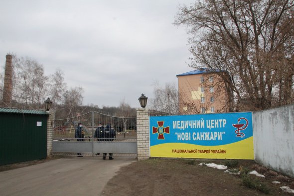 Біля воріт медичного центру "Нові Санжари" Національної гвардії цілободово чергують поліцейські