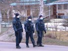 Полицейские патрулируют территорию возле медцентра Нацгваридии в защитных масках на лице