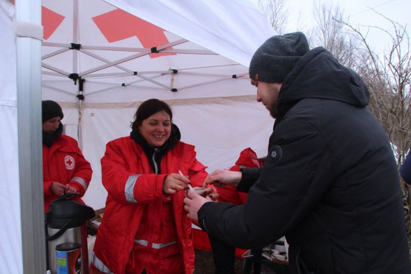 Волонетры Красного Креста угощают желающих горячими напоями- кофе, чаем