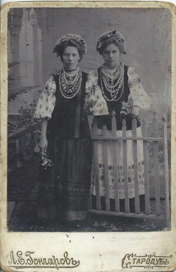 Українські жінки сфотографовані у місті Стародуб на початку XX ст.