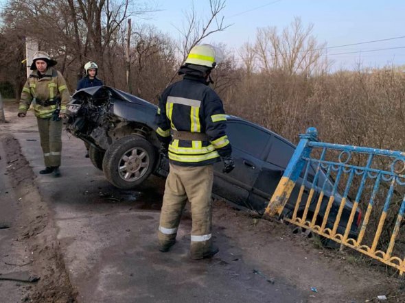 У Кривому Розі легковик Mitsubishi Carisma пробив огорожу мосту і завис над річкою Саксагань