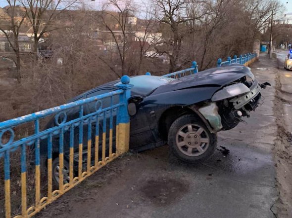 Рятувальники витягли авто за допомогою лебідки від пожежної вантажівки. Постраждалих немає