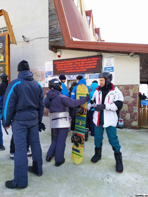Туристи готуються підніматись канатною дорогою на гору "Високий Верх"