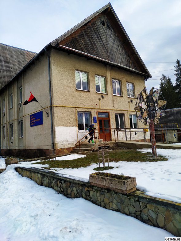 На Славском поселковом совете установлены два флага: красно-черный и сине-желтый с другой стороны