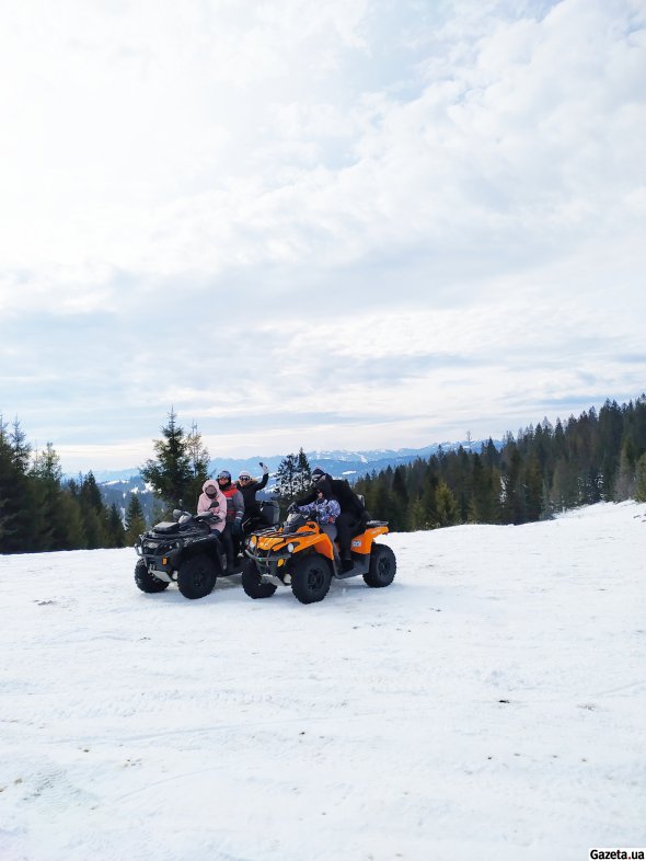 Туристи їдуть двома квадроциклами на гору Ільза. За годинне катання заплатили 2500 грн