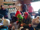 У колибі на вершині тепло, тож можна зігрітися і поїсти гарячої грибної юшки або карпатського бограчу чи посмакувати глінтвейном