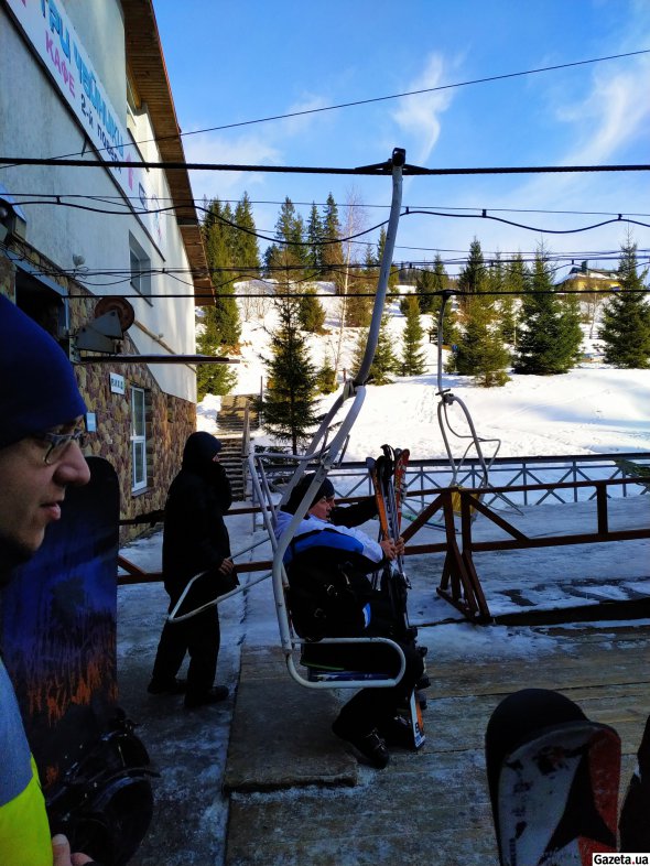 Підйом на гору "Високий Верх" триває 40 хвилин. Це найдовша канатна дорога в Україні.