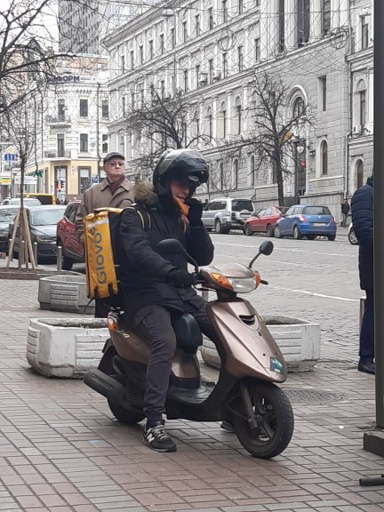 "Киевской перепичке" - 39: о чем говорят украинцы в очереди за легендарной сосиской в ​​тесте