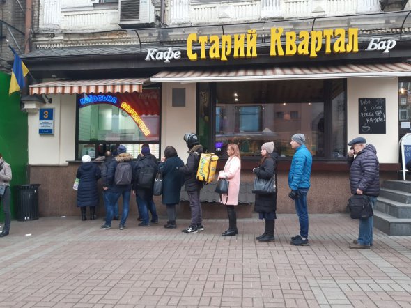 "Киевской перепичке" - 39: о чем говорят украинцы в очереди за легендарной сосиской в ​​тесте