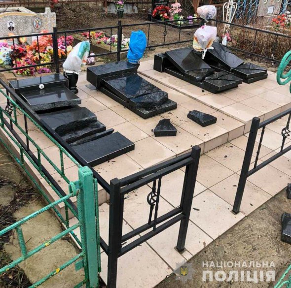 На Николаевщине пьяные 15 и 17-летняя девушки разбили на кладбище несколько надгробий