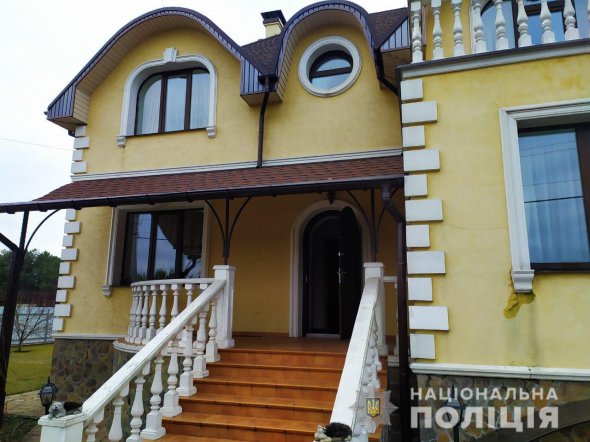 На Киевщине 57-летний мужчина застрелил из охотничьего ружья мать и закрылся в доме