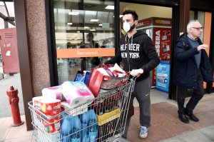 Чоловік виходить із супермаркету в італійському місті Казальпустерленго. Влада обмежила виїзд звідти через три підтверджені випадки захворювання на коронавірус Covid‑19