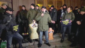 Біля офісу Державного бюро розслідувань проходить акція протесту. Активісти вимагають звільнити виконувачку обов’язків директора Ірину Венедіктову та її заступника Олександра Бабікова. Проводять ”народну люстрацію” — кидають у сміттєвий бак і закидують яйцями манекени із зображеннями цих посадовців. 24 лютого 2019 року, Київ