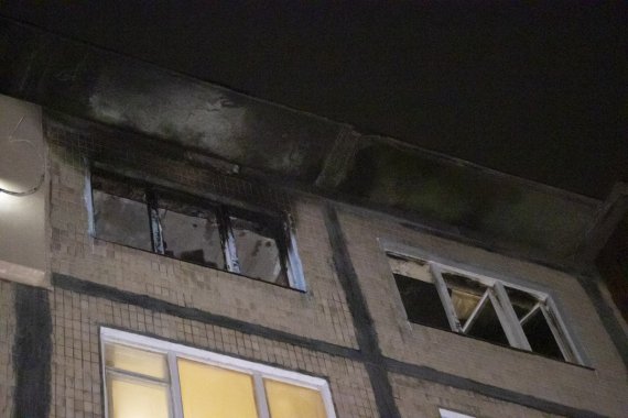 В Киеве горела квартира в многоэтажке. Хозяин заявил о поджоге