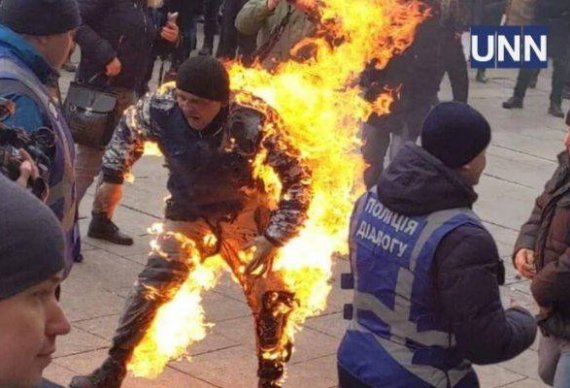 Під час мітингу біля Офісу президента чоловік облився бензином та підпалив себе