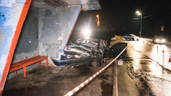 В Киеве столкнулись автомобили Ford и Audi. Последний отбросило в автобусную остановку. Пострадали 3 женщины, которые были в салоне