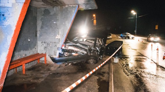 У  Києві  зіткнулися автомобілі Ford і Audi. Останній відкинуло у автобусну зупинку. Постраждали 3 жінки, які були в салоні