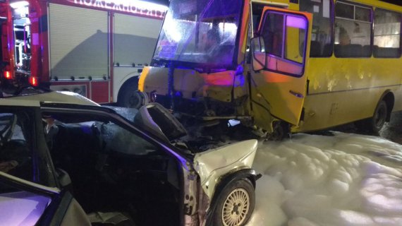 На Львівщині  зіткнулися  автомобіль  Volkswagen Jetta  з рейсовим автобусом. Одна людина загинула, ще 5 - скалічилися