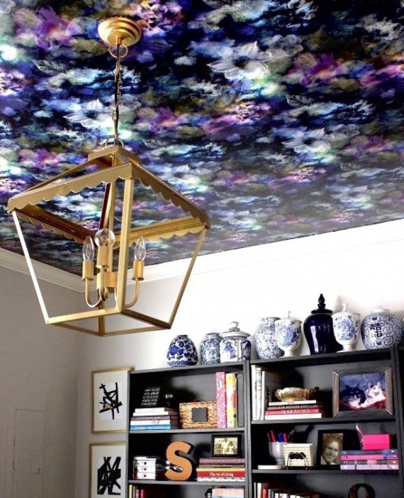 Оздоблення стелі шпалерами дозволяє створити оригінальну композицію.