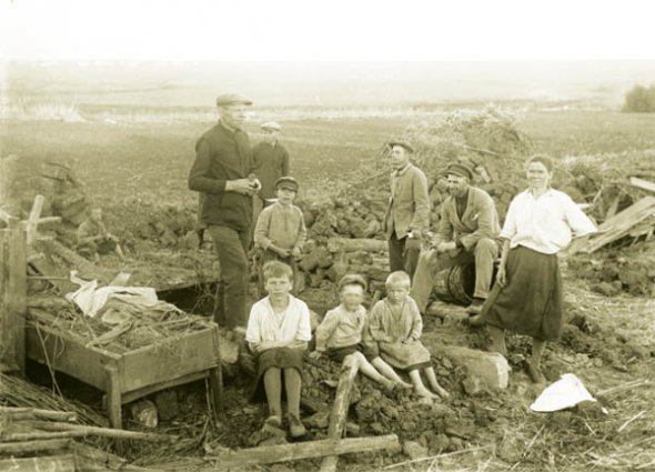 Більшовики розвалили хату "куркуля" у селі Удачне на Донеччині, початок 1930-х років