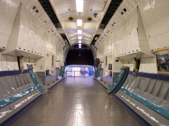 Грузовая кабина самолета Ан-22