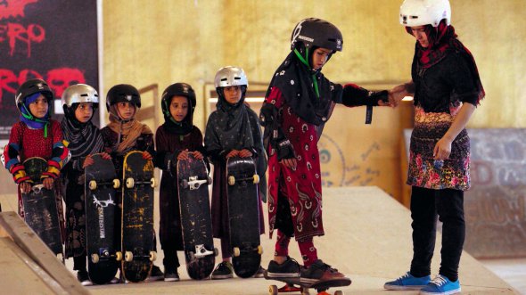 Вчителька 18-річна Ханіфа (праворуч) проводить для дівчат урок скейтбордингу в будівлі некомерційної організації Skateistan у афганській столиці Кабулі. У безкоштовній школі поєднують спортивні заняття з початковою освітою. Навчальний процес висвітлює британський документальний фільм ”Навчитися кататися на скейтборді в зоні бойових дій (якщо ти дівчина)”