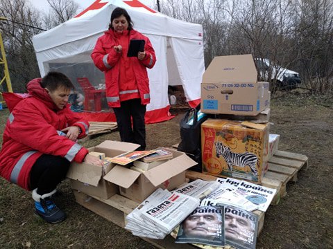 Волонтери Червоного Хреста приймають допомогу, яку передають для людей в обсервації