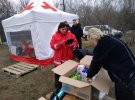 Волонтеры Красного Креста принимают помощь, которую передают для людей в обсервации