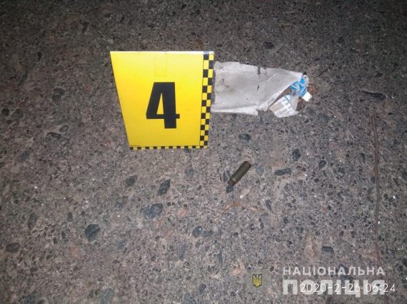 В Черкасской области мужчина устроил стрельбу из автомата. Его сутки разыскивала полиция