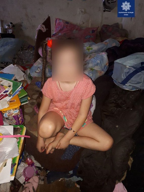 В Киеве парень потерял 6-летнюю сестру по дороге в детсад. Патрульные нашли дом девочки и были шокированы условиями, в которых она проживает с еще тремя сестрами и братьями