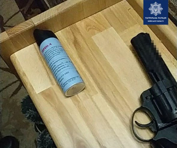 Чоловік та його   дружина  розпилили газовий балончик, потім вистрілили з пістолета у бік брата чоловіка