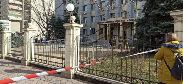 В Одесі   в залі Приморського районного суду   обвинувачений з гранатою взяв у заручники суддів і конвоїра