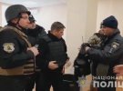 В Одесі   в залі Приморського районного суду   обвинувачений з гранатою взяв у заручники суддів і конвоїра. Погрожував підірвати себе
