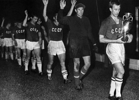 Коло пошани для чемпіонів. З Кубком Європи – капітан Ігор Нетто. Фото:www.rusteam.permian.ru