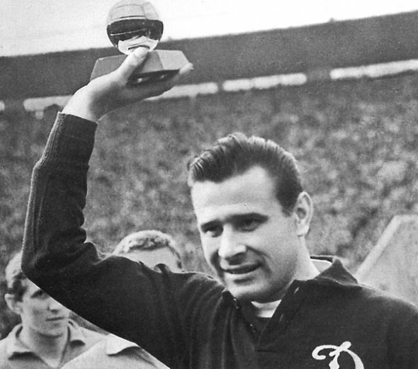 Яшин із "Золотим м'ячем-1963". Отримав його після зустрічі зі збірною Англії на "Вемблі". Фото: "Динамо" Москва