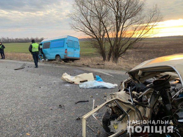 На Днепропетровщине столкнулись "ВАЗ", грузовик DAF и микроавтобус Mercedes