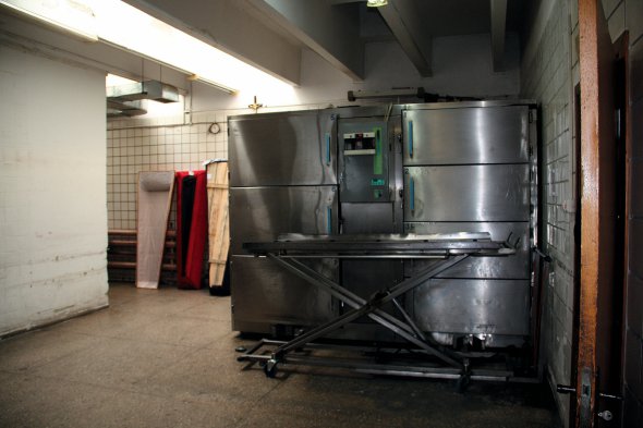На спеціалізованому комунальному підприємстві ”Київський крематорій” діють сім холодильних камер для зберігання тіл. Температура всередині – від 4 до 6 градусів тепла