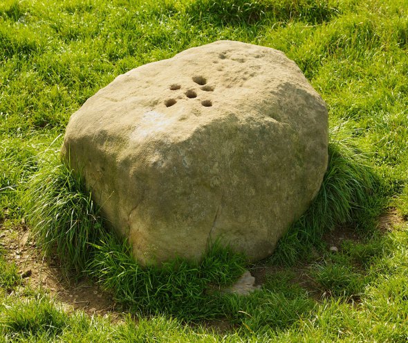 Під час епідемії у XVII столітті  іємці в одному з каменів висвердлили дірки для монет і клали їх туди як плату за товар, попередньо вимочені в оцті