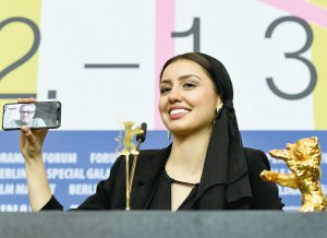 Донька іранського режисера Мохаммеда Расулофу на пресконференції показала батька по відеозв’язку. Він отримав ”Золотого ведмедя” Берлінського кінофестивалю, але не зміг приїхати по нагороду