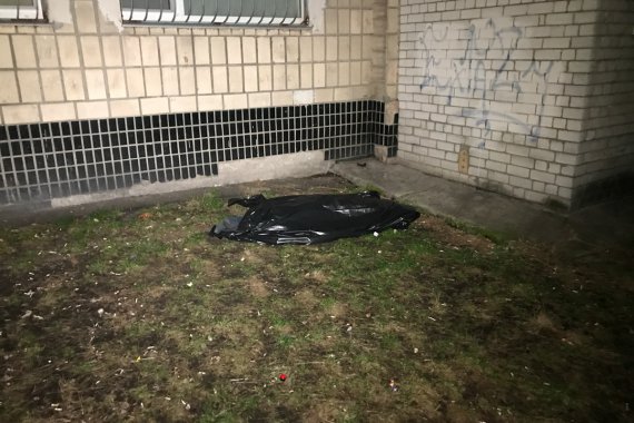 В Киеве из окна многоэтажки выпал 53-летний мужчина