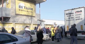 Клієнти служби доставки ”Ін Тайм” блокували роботу транзитного термінала перевізника в Києві 29 лютого. Вимагали, аби віддали їхні посилки. В акції брали участь і колишні працівники ­підприємства, які напередодні дізналися про своє звільнення