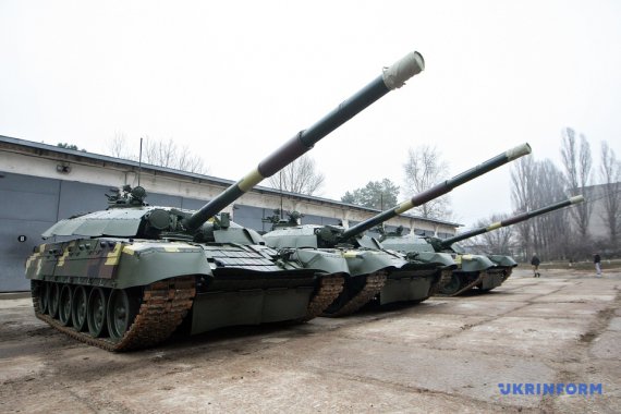 ЗСУ передали шість модернізованих танків Т-72. Фото: Укрінформ