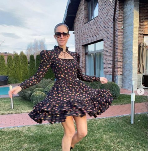 Катя Осадча зачарувала  новим фото біля свого розкішного будинку