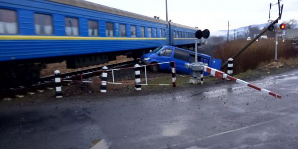 На Закарпатті мікроавтобус  Mercedes Benz врізався в поїзд. Постраждали 5 людей