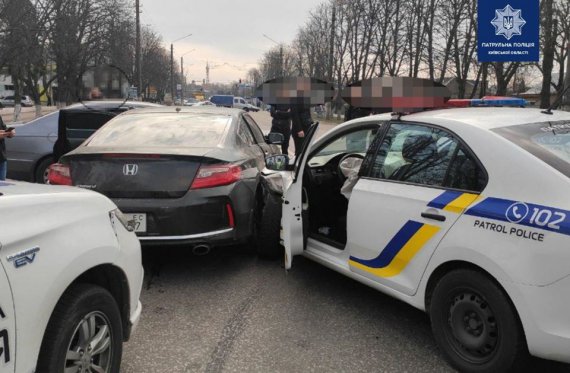 У Борисполі     водій Honda Accord  тікав від поліцейських. Коли його зупинили - погрожував застрелитися