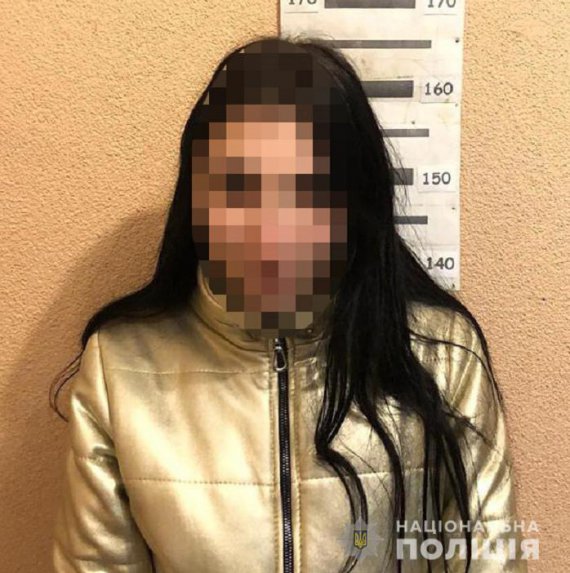 У Києві озброєна 20-річна жінка разом зі знайомим пограбувала свого колишнього співмешканц