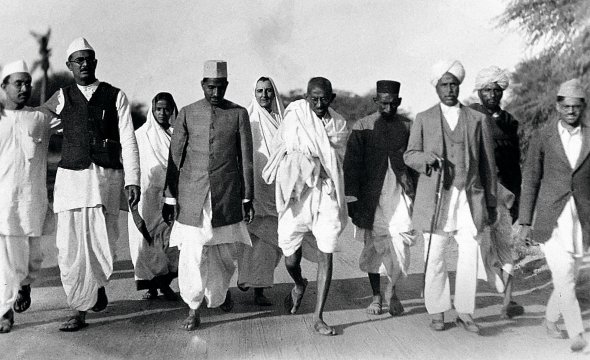 Махатма Ґанді (в центрі без головного убору) вирушив у Соляний похід 12 березня 1930 року із 79 послушниками монастиря, де він навчав духовних практик. Одягнули білий одяг і всю дорогу молилися. За 24 дні до них долучилися 50 тисяч людей
