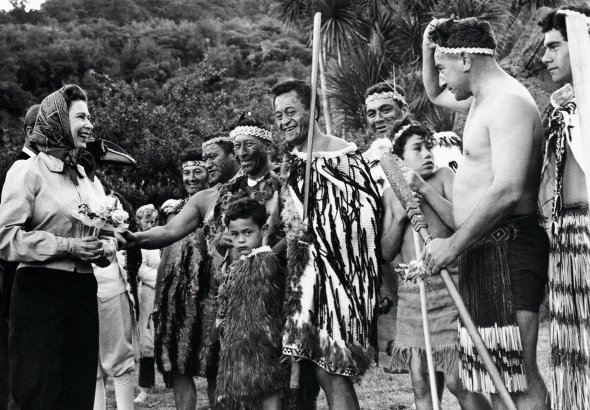 Британська королева 38-річна Єлизавета II зустрілася з жителями Островів Кука поблизу Нової Зеландії 16 березня 1965-го. Люди вийшли до неї у традиційних костюмах. До ХІХ ст. тубільці були канібалами. З'їдали серця військовополонених і ворогів. Вірили, що так отримують додаткову силу
