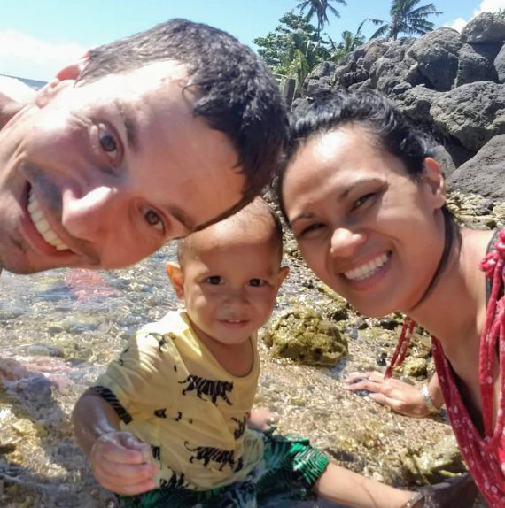 Михаил Кравченко с женой и сыном живет на острове Самоа в Тихом океане